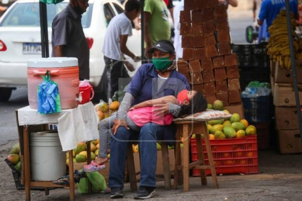 Quienes no tienen mascarillas hacen uso de las cubre bocas para evitar un poco el contagio de la enfermedad. <br/>En Francisco Morazán ya se registran 58 infectados y dos muertos.