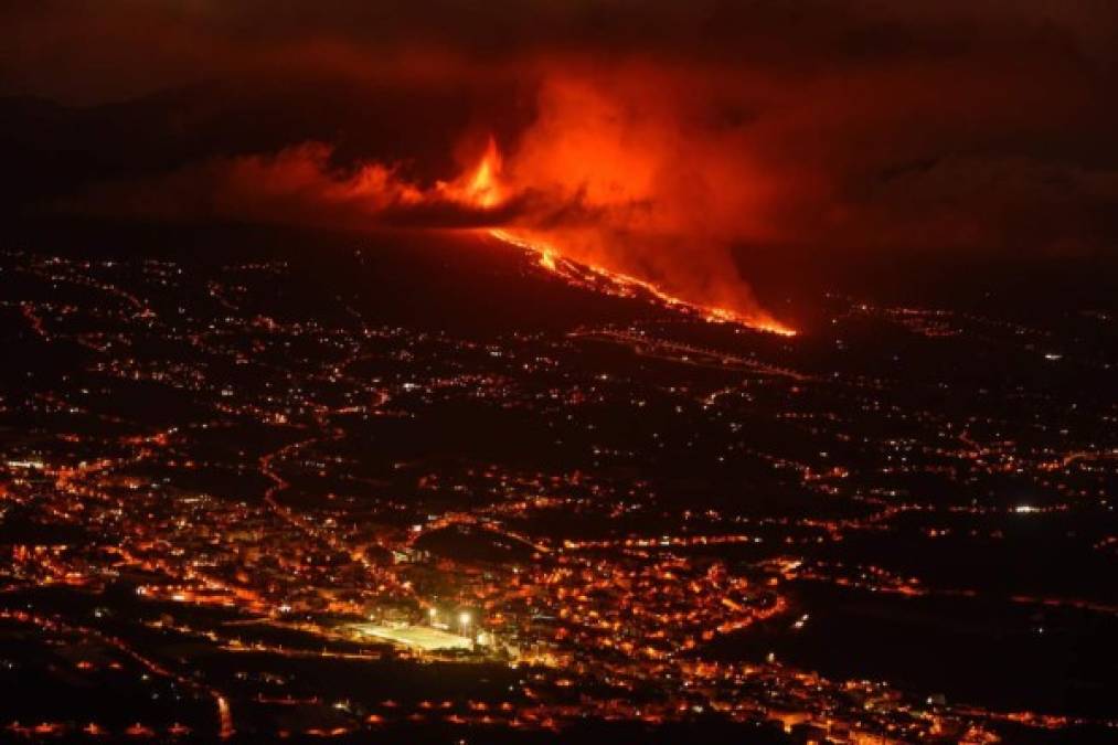 Los ríos de lava que recorren la vertiente oeste de la isla de La Palma en dirección a la costa han arrasado cientos de casas y también sepultarán comunicaciones terrestres, eléctricas y telefónicas además de crear una lluvia ácida cuando, en las próximas horas, lleguen al mar.