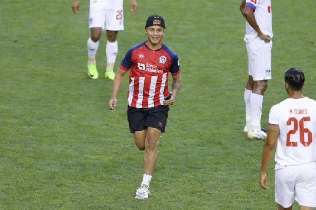 Un aficionado del Olimpia invadió el campo durante el segundo tiempo del partido.