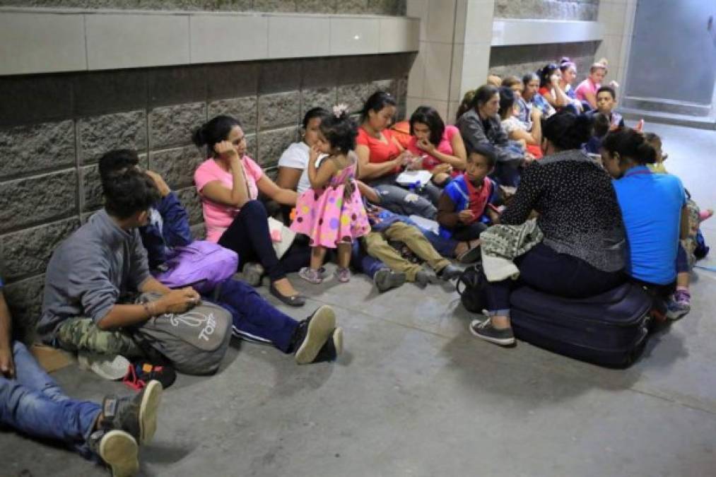 'Yo me voy porque no se puede hacer nada aquí (...) nos vamos buscando el sueño americano', afirmó a la AFP José Ramírez, de 17 años, en la central metropolitana de transporte de San Pedro Sula.EFE