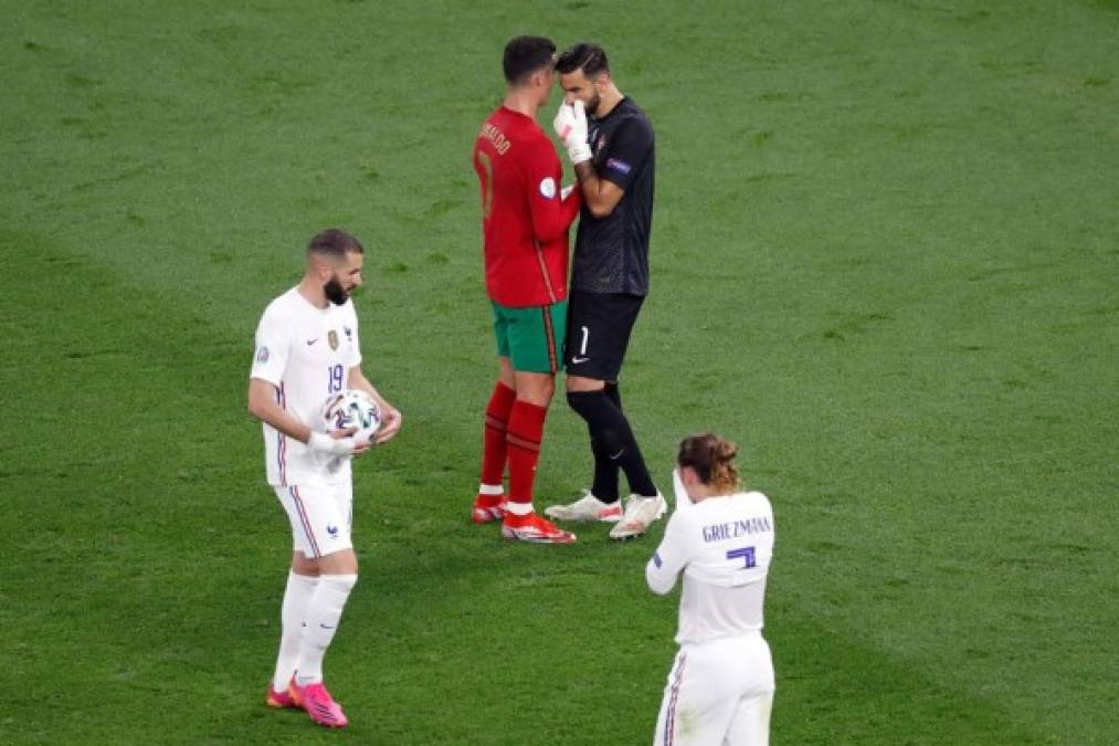Cristiano Ronaldo hablando con su portero Rui Patricio antes de que Karim Benzema lanzara un penal para Francia.