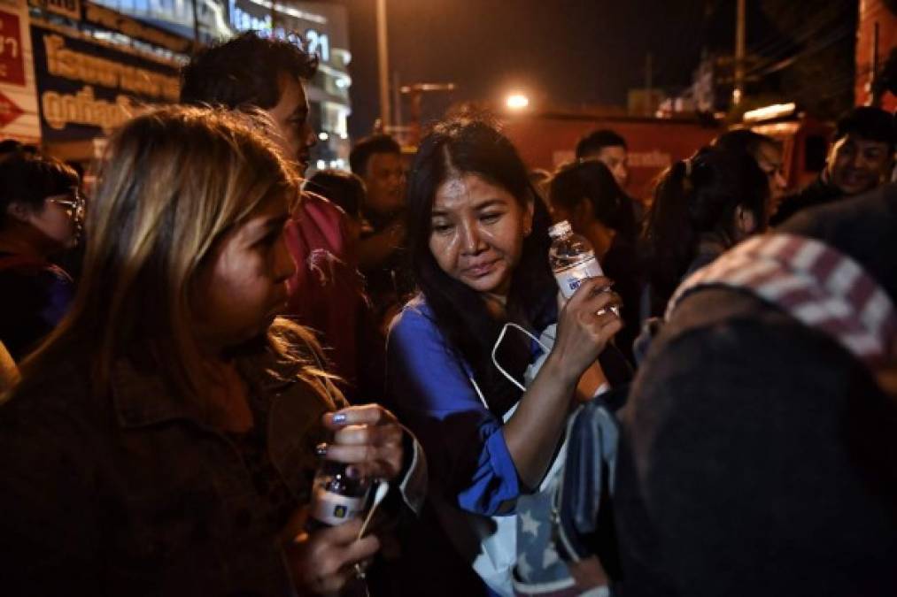 'Las fuerzas de seguridad y los francotiradores están rodeando el Terminal 21', el centro comercial, agregó.