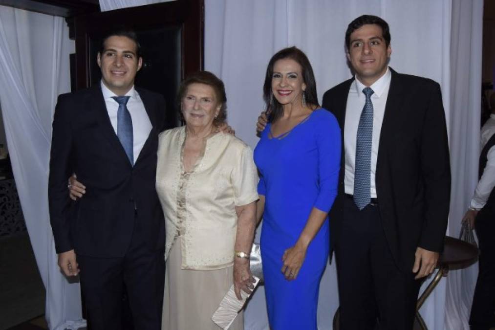 Roberto, Alicia, Anabell y Luis Larach.