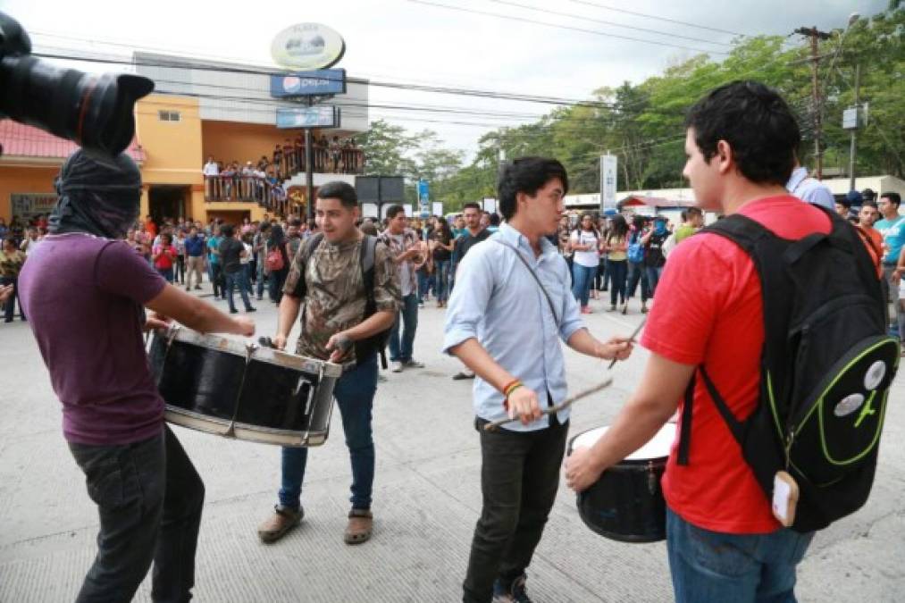 Con tambores y bombos protestan estos estudiantes. Foto: Amílcar Izaguirre.