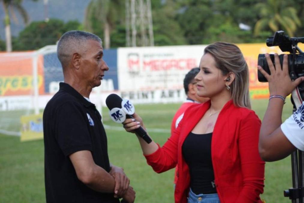 La guapa Tanya Rodríguez entrevistando al entrenador del Honduras Progreso, Horacio Londoño, previo al partido ante Motagua.
