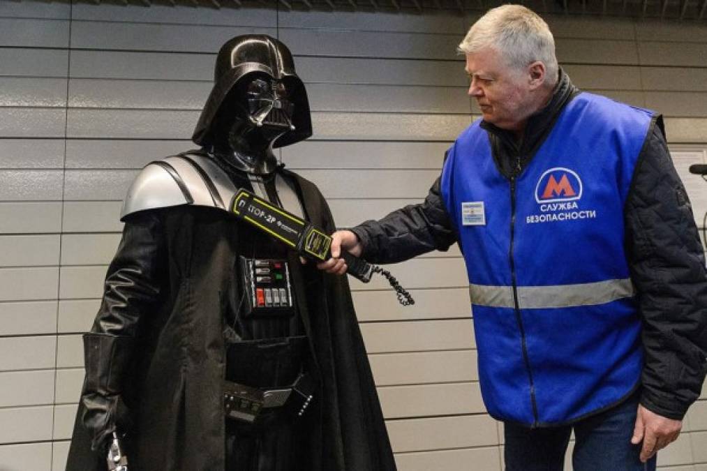 Darth Vader en el momento que se somete a un registro previo a abordar el metro.