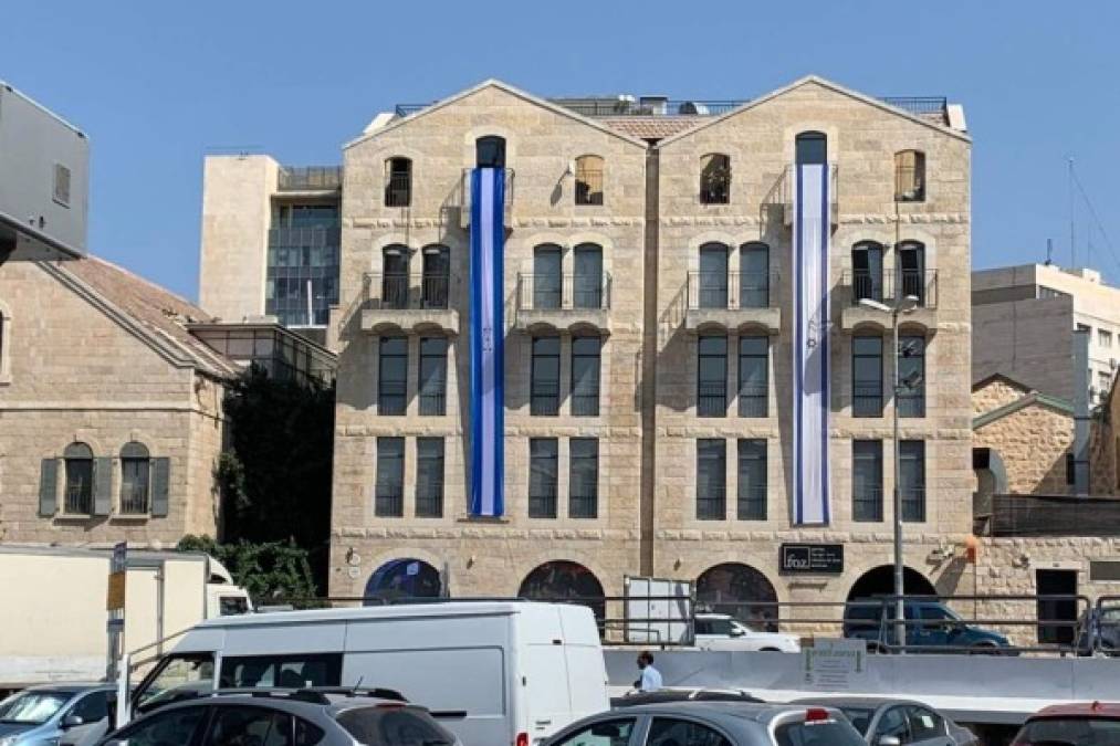 "Las banderas de Honduras e Israel en un edificio de la ciudad de Jerusalén."