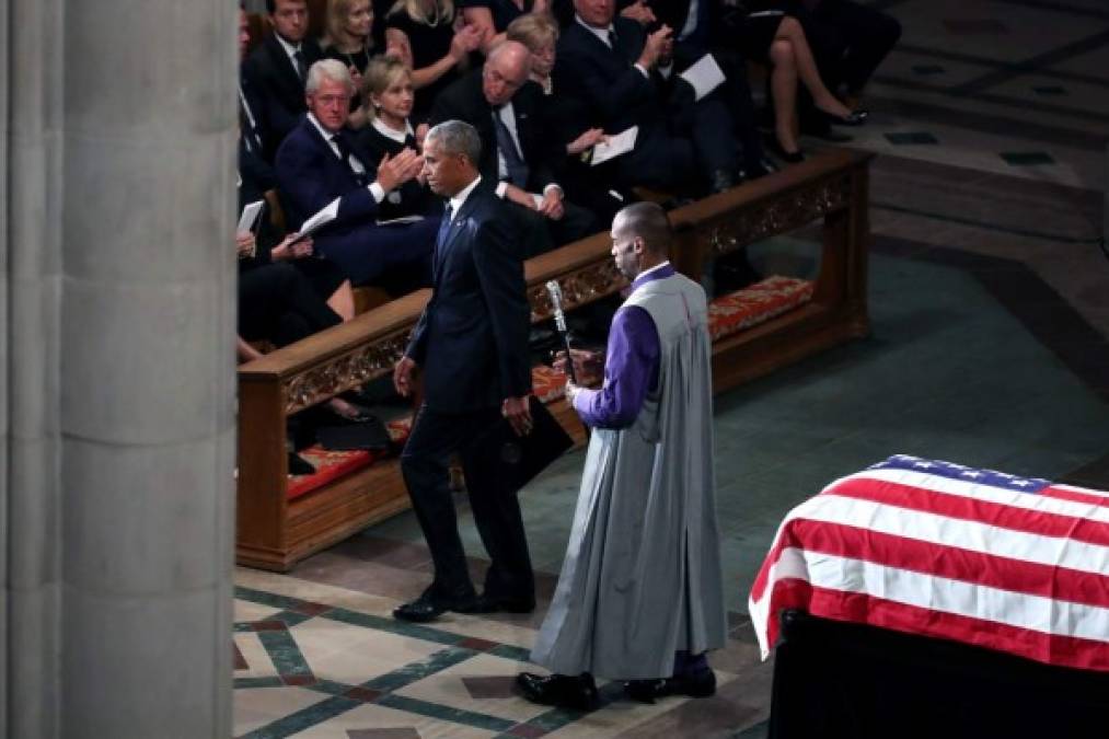 'Nuestra política, la vida pública, el discurso público puede parecer pequeño, mezquino y desagradable. Un tráfico de insultos y falsas controversias -agregó Obama-. La política que pretende ser valiente y dura, pero de hecho nace del miedo. John nos llamó a ser más grandes que todo eso'.