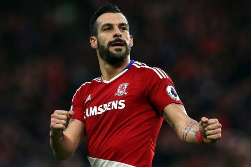 El Galatasaray ha dado un paso más para la incorporación de Álvaro Negredo. El delantero del Valencia, que militó esta temporada cedido en el Middlesbrough, tiene abiertas de par en par las puertas del club che a causa de su elevada ficha y pobre rendimiento, mientras los turcos trabajan intensamente el cubrir la marcha de Lukas Podolski al Vissel Kobe japonés.