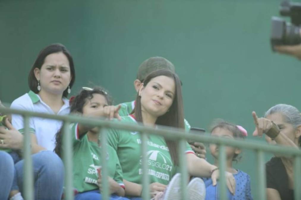 La esposa de Carlo Costly llegó con la camiseta del Marathón y su amado esposo no la defraudó.