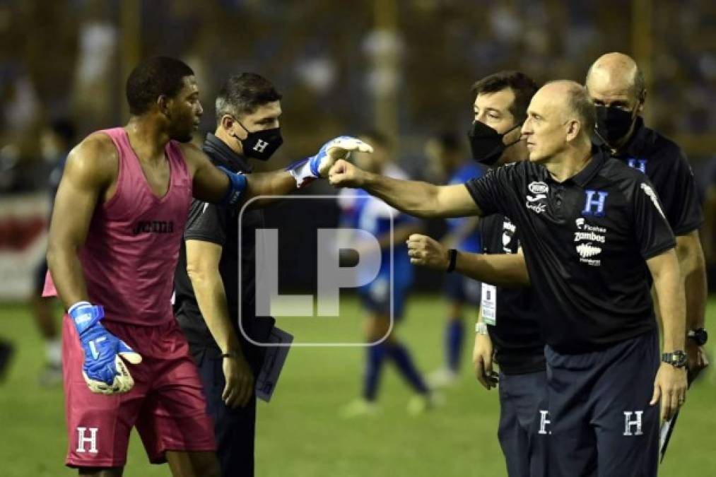 Fabián Coito felicitando a Luis 'Buba' López tras el final del partido.