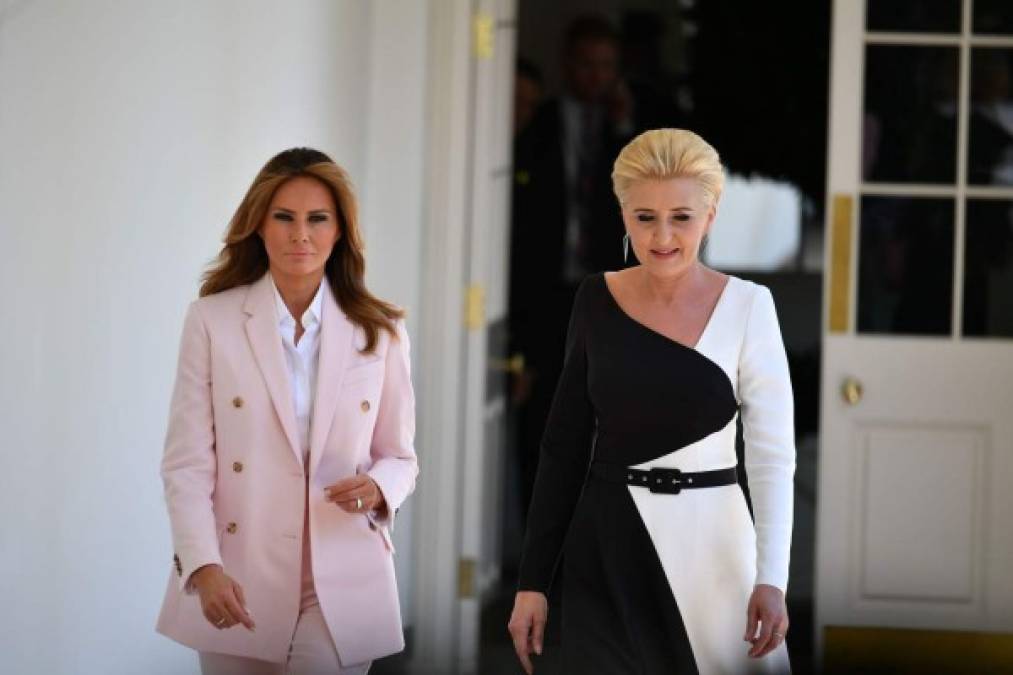 Melania Trump retomó sus compromisos oficiales en la Casa Blanca tras su lujosa visita de Estado a la monarquía británica la semana pasada, en la que se reunió con la reina Isabel II junto a su esposo, Donald Trump.