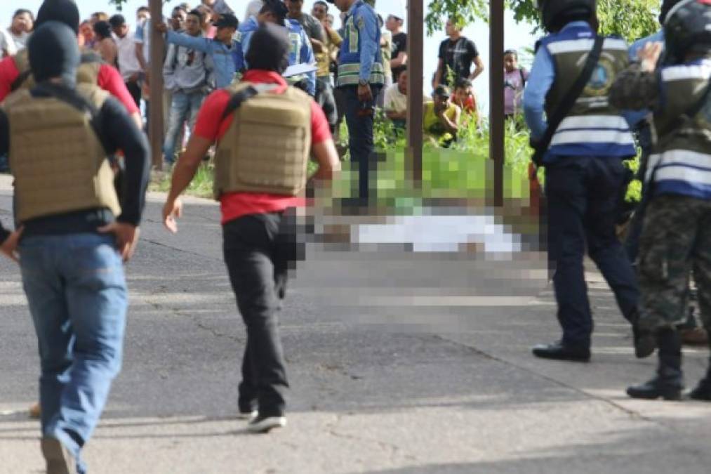 El cuerpo del cobrador quedó en la orilla de la calle mientras que el otro cuerpo cayó en una hondonada.