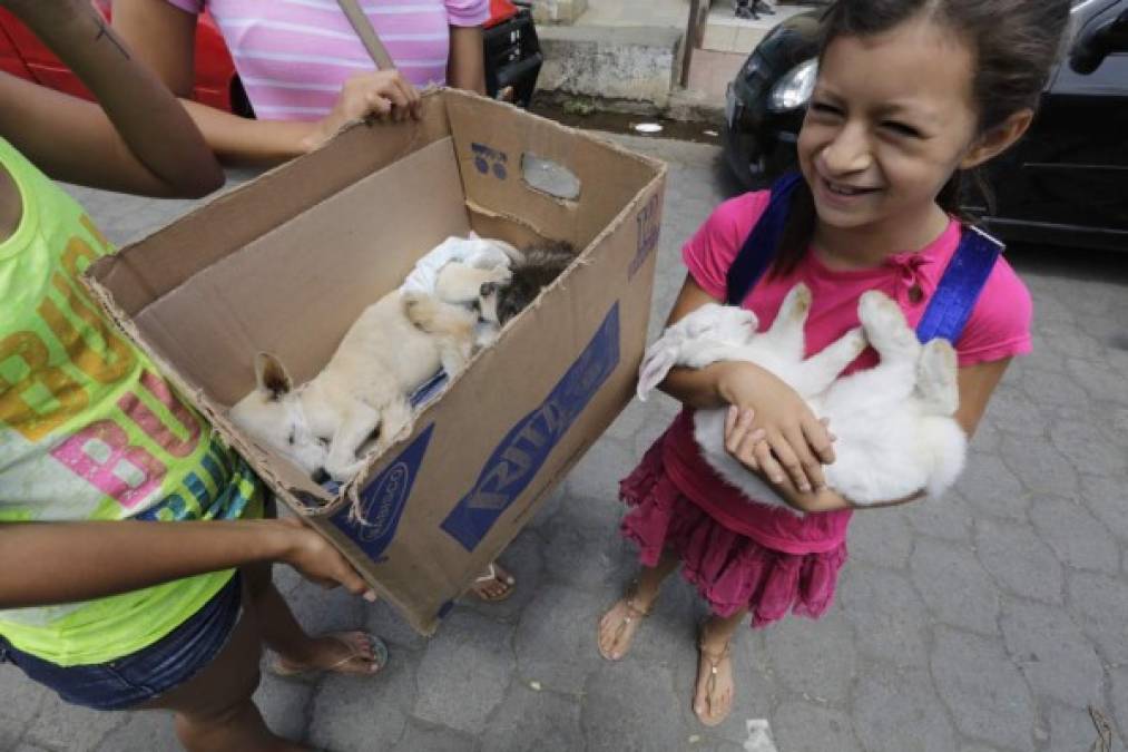 Según la biblia, al morir el rico. 'que no fue capaz de condolerse' del mendigo. se fue al infierno por aferrarse a los bienes materiales y Lázaro fue llevado por los ángeles al cielo.