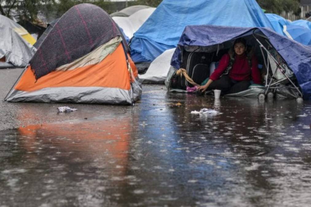 Los más de 3,000 migrantes que permanecen varados en la ciudad fronteriza de Tijuana se han visto afectados por fuertes tormentas que azotan el norte de México, y que incluso han destruido varias de las tiendas de campaña en las que se refugian los centroamericanos.