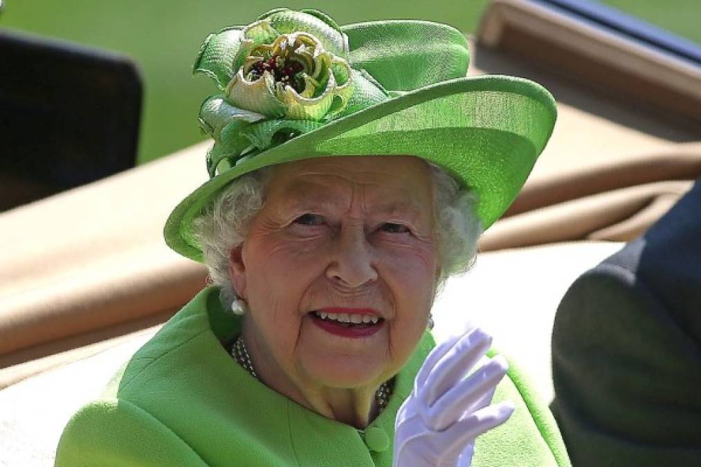 La reina Isabel II de Inglaterra asistió a las carreras de caballos del Royal Ascot, una de sus aficiones predilectas, después de inaugurar la legislatura en el Parlamento británico.