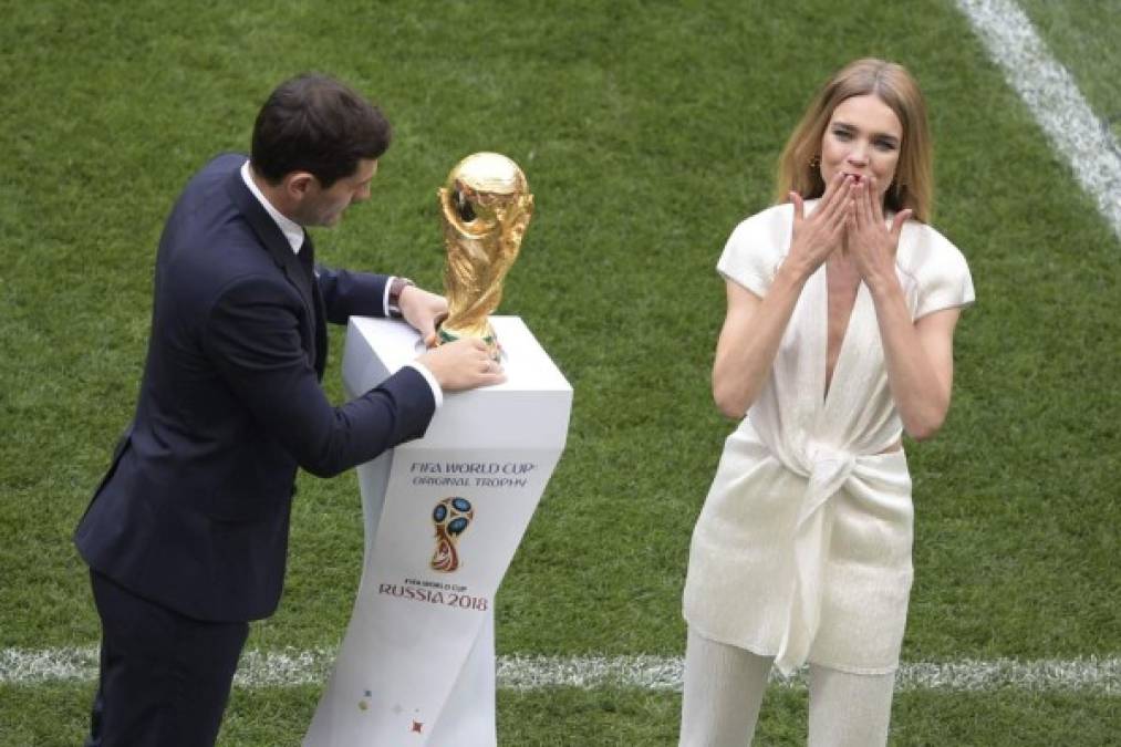 La modelo y filántropa rusa saludó junto a Casillas a los más de 80 mil espectadores que se congregaron para presenciar la ceremonia de apertura y el partido inicial entre Rusia y Arabia Saudí.