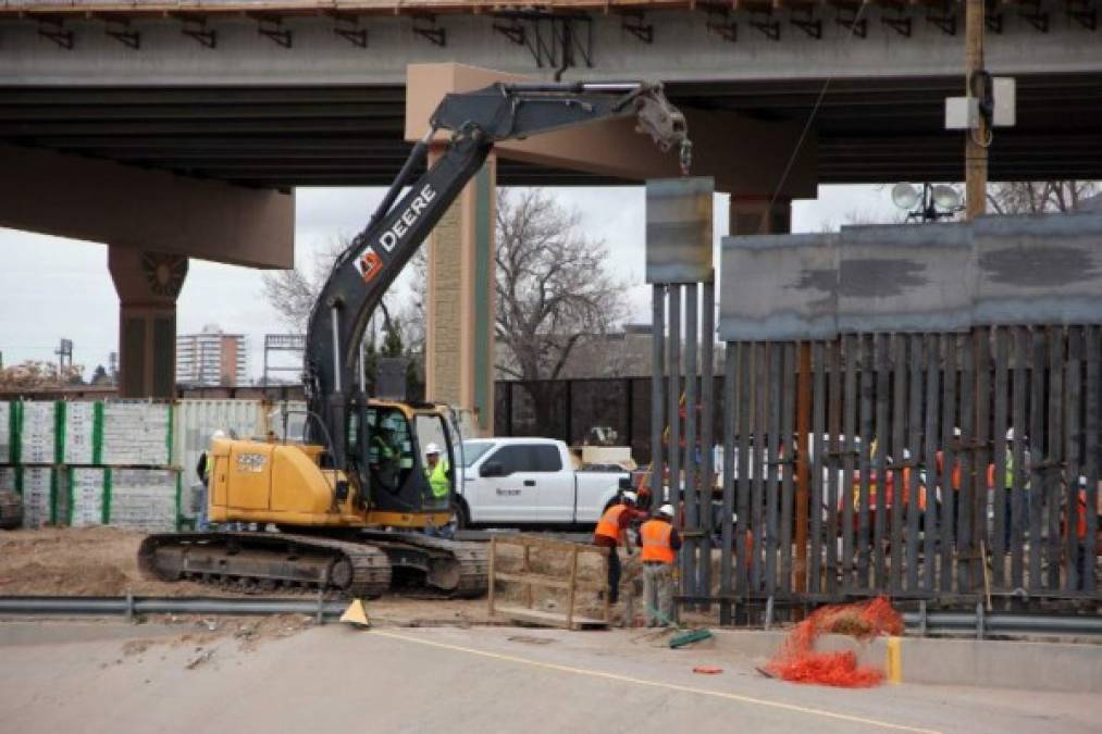 US workers build the border wall between El Paso, Texas, US and Ciudad Juarez, Mexico on February 5, 2019. (Photo by Herika Martinez / AFP)