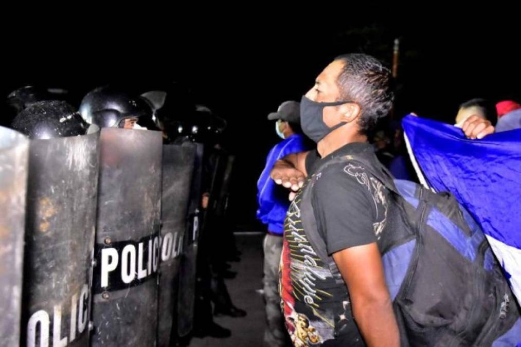 Los migrantes dejaron atrás en la noche de este viernes la barrera policial del puesto fronterizo El Florido, ubicado 200 kilómetros al este de la Ciudad de Guatemala, sin que las fuerzas de seguridad pudieran detener a la multitud, según constató Efe.<br/>