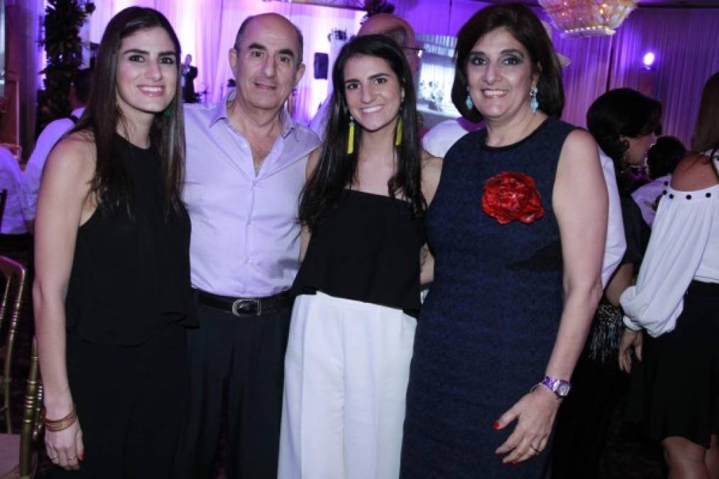 Alessandra, George, Regina y Maribel Andonie.