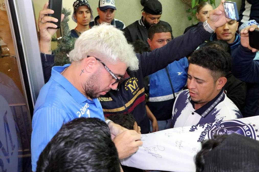 Agustín Auzmendi estampa su autógrafo en una de las camisetas que llevaron aficionados del Motagua al hotel de concentración en Tegucigalpa.