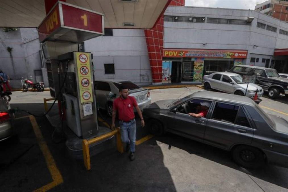 En estos momentos, Venezuela solo refina 100.000 barriles de gasolina diarios, la mitad de la demanda, viéndose obligada a importar el resto, sostuvo el diputado opositor José Guerra.
