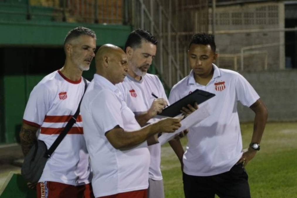 El entrenador uruguayo del Vida, Fernando Araújo, y su cuerpo técnico preparando los últimos detalles para enfrentar al Platense. Foto Neptalí Romero