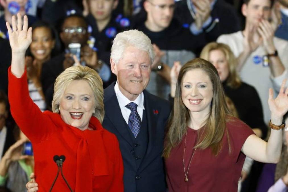 Serena, discreta y fiel, Chelsea Clinton tenía solo dos años cuando hizo campaña por primera vez con su padre Bill para la gobernación de Arkansas, un tierno respaldo que ha mantenido durante su adolescencia y edad adulta hasta convertirse en un pilar clave para su madre, Hillary.
