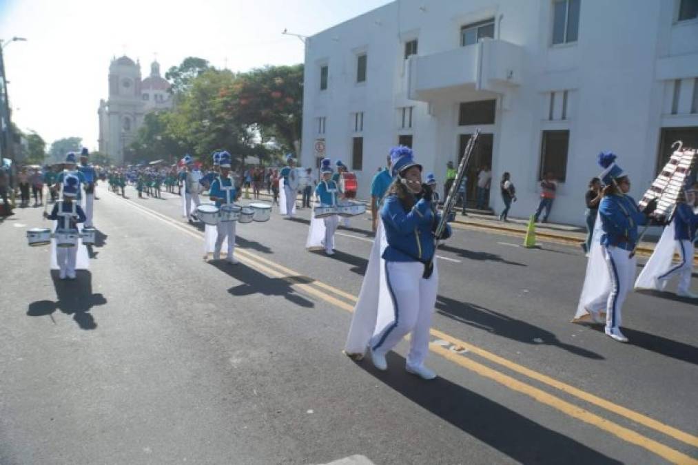 Las bandas de guerra ejecutando melodías del momento durante los desfiles.