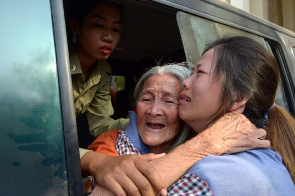 Una activista de Camboya, de 75 años, se despide de su hija tras ser condenada a un año de cárcel.