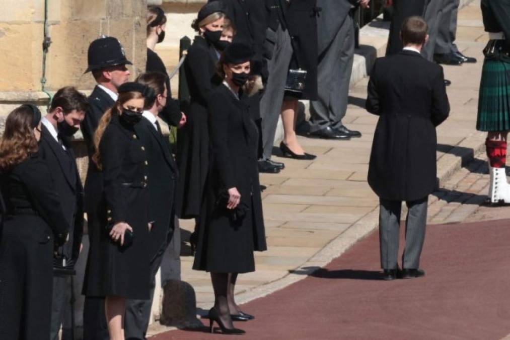 La duquesa se unió a las nietas del príncipe para esperar la llegada de la procesión a las escalinatas de la iglesia.