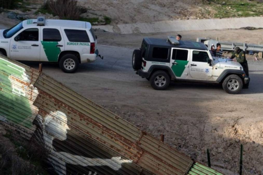 Más de 2,000 migrantes de la caravana se entregaron a la Patrulla Fronteriza en California tras permanecer varados durante meses en Tijuana, indicó por su parte el Gobierno de México.