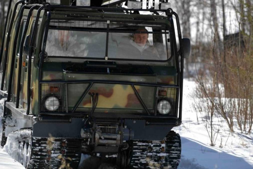 Las primeras fotos que trascendieron a la prensa muestran a Putin conduciendo el todoterreno, y a Shoigú, en el asiento del copiloto.