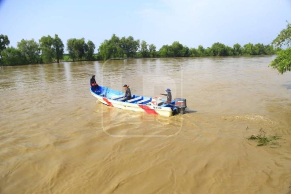 Solamente en lancha se puede llegar en ciertas zonas en donde aún no baja el nivel del agua.