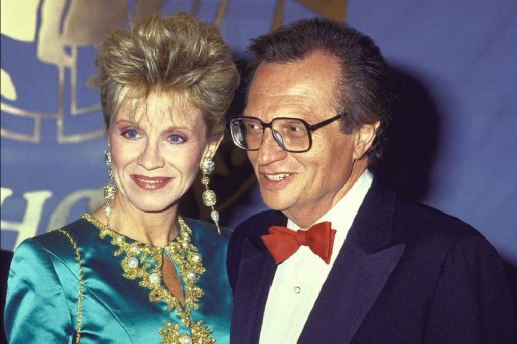 Julie Alexander, una importante mujer de negocios, conoció a Larry King en 1989. Ella se convertiría en su sexta esposa ese mismo año cuando los dos se casaron en Washington. Larry y Julie se separaron en 1990.