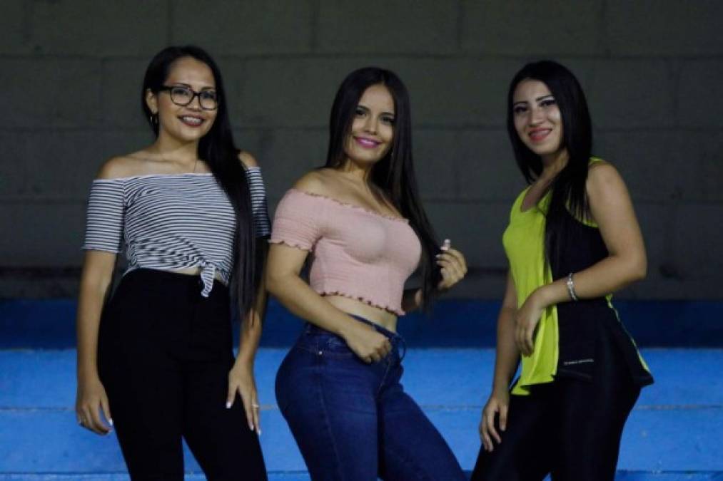 Tres bellas chicas en las gradas del estadio Morazán durante el juego Real España-Real de Minas.