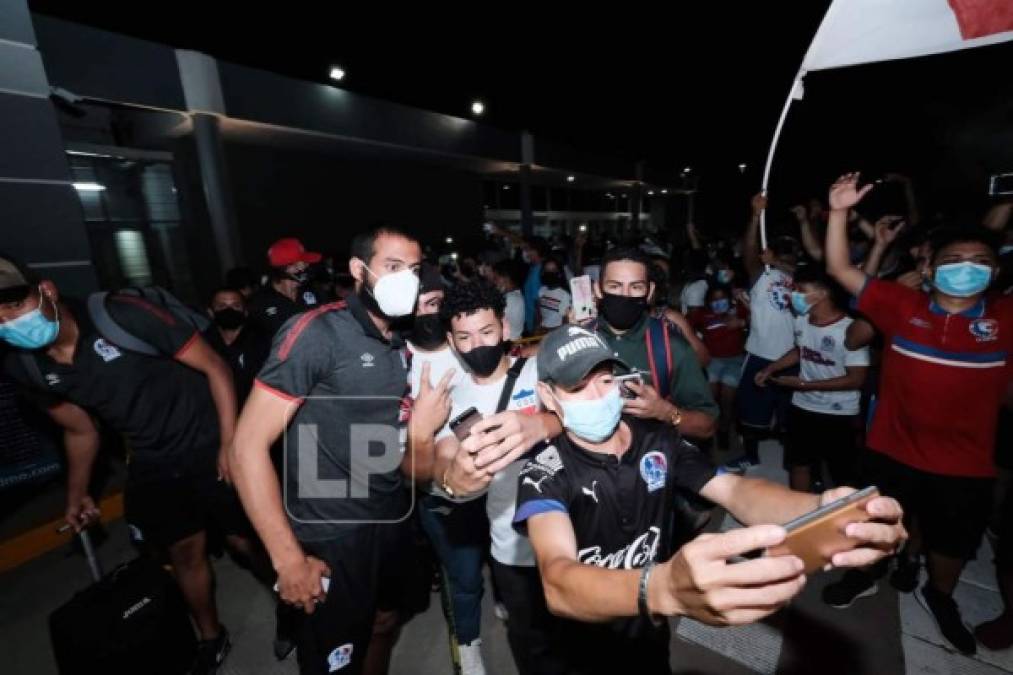 El portero titular del Olimpia tuvo un gran gesto y se tomó varias fotografías con los hinchas.