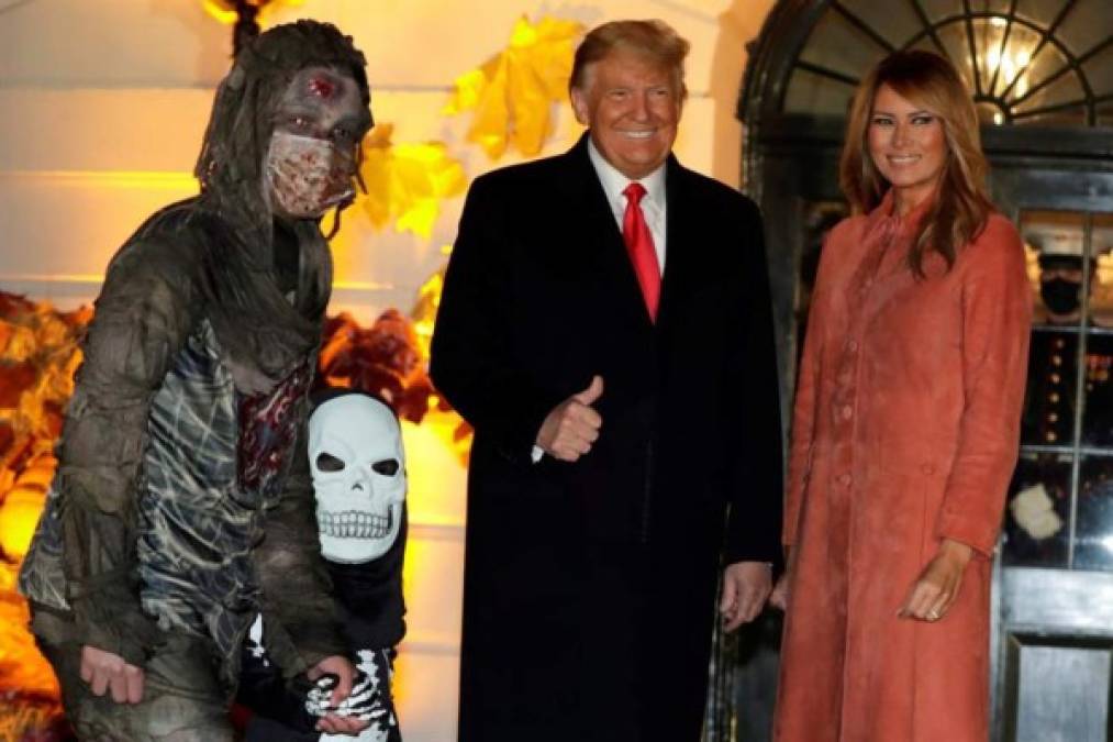 El presidente estadounidense, Donald Trump, y la primera dama, Melania, celebraron el Día de Brujas (Halloween) en la Casa Blanca, recibiendo duras críticas por llevar a cabo la tradicional fiesta pese a la pandemia de coronavirus.