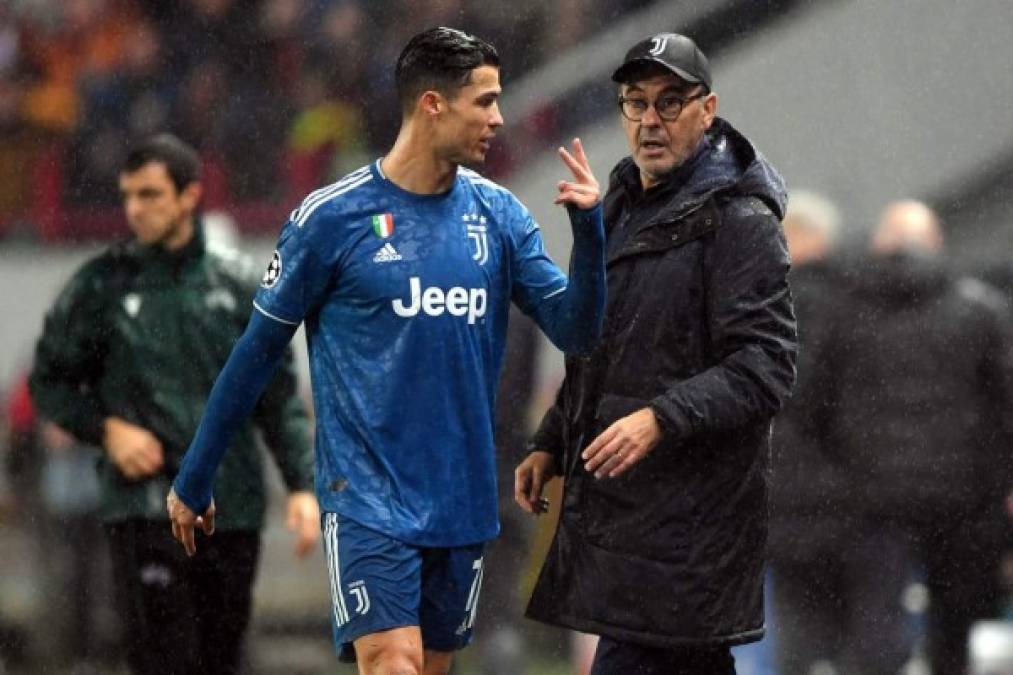Al pasar al lado de Sarri, al que no le dio la mano, Cristiano Ronaldo le dirigió algunas palabras y le hizo un gesto con la mano. Su gesto serio, desde luego, era evidente.