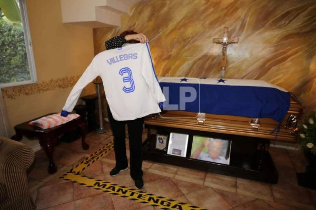 La camiseta que mostró doña Socorro es de Jaime Villegas, quien fue uno de los pupilos de Chelato Uclés en el Mundial de España-82.