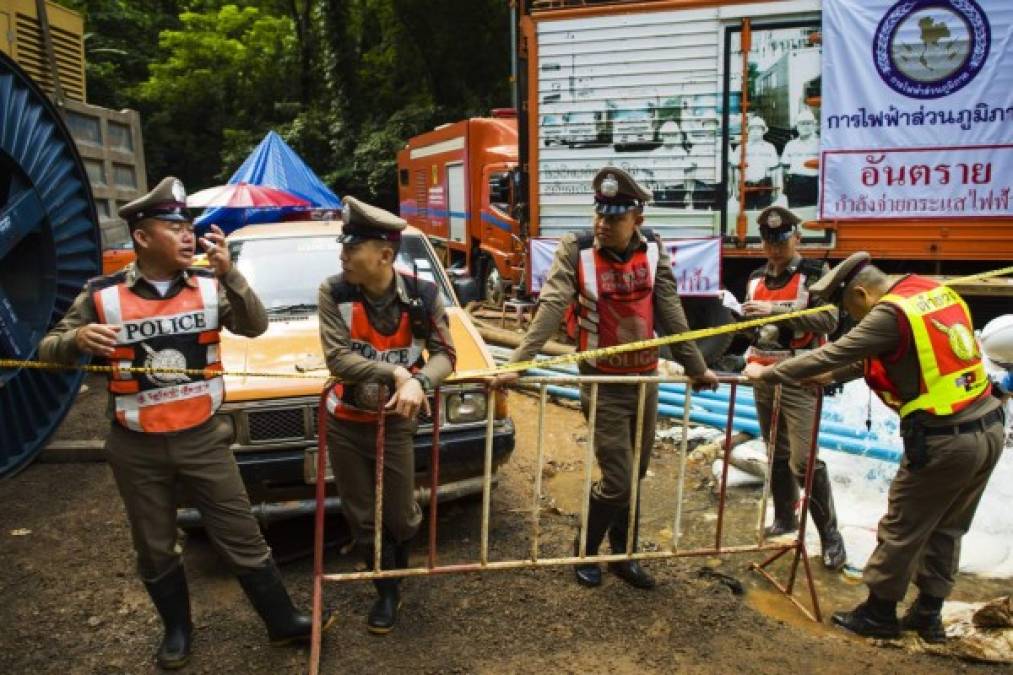 La evacuación mediante buceo de los doce niños y su entrenador no es aconsejable.