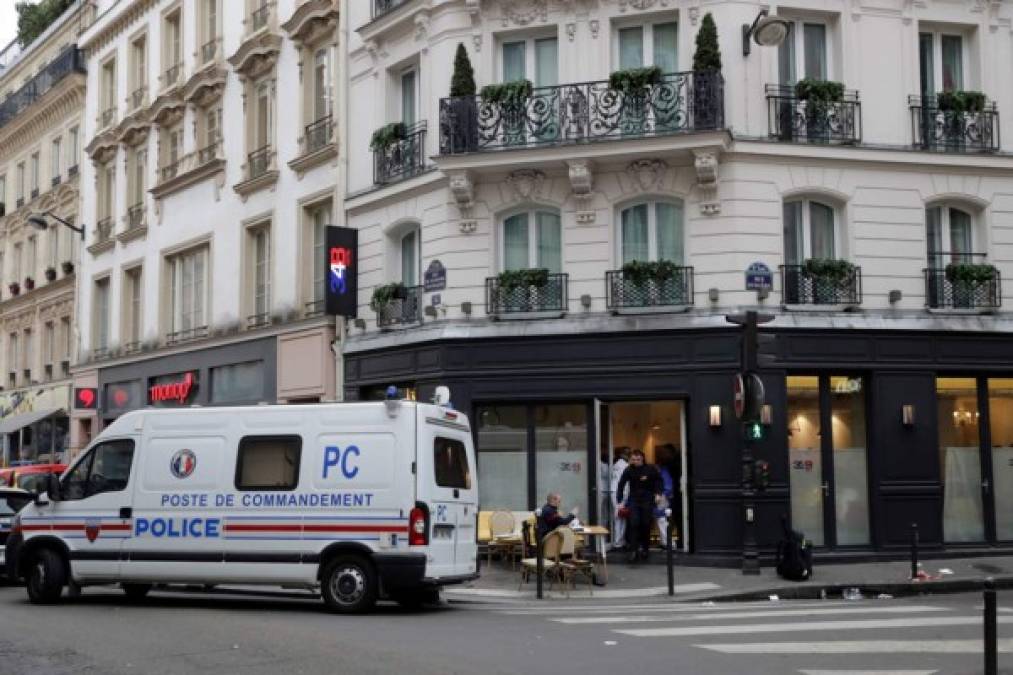 Residentes salían de los edificios en pijama. Un hombre descalzo y con el pelo blanco por el polvo estaba siendo atendido por los servicios de emergencia.