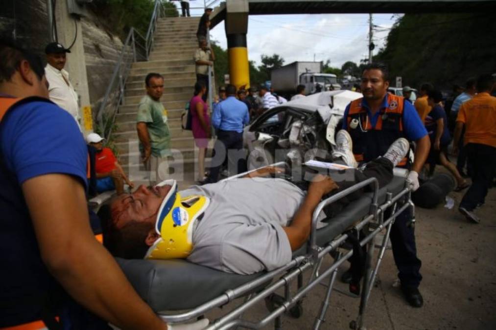 Los cuerpos de socorro reaccionaron rápidamente y trasladaron a los heridos al IHSS y al Hospital Escuela.