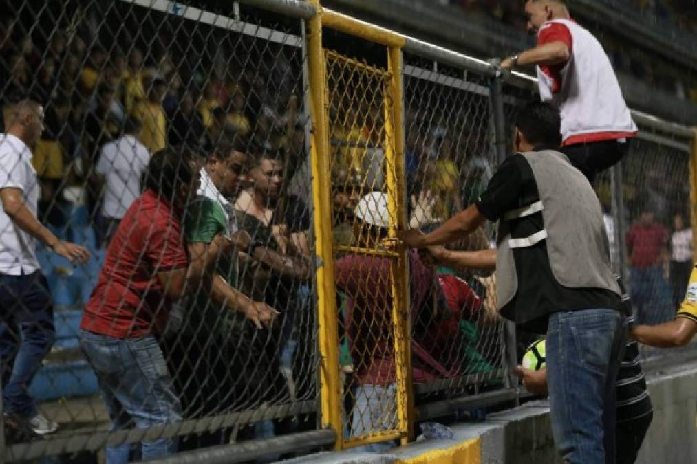 Al final del clásico también hubo relajos en las gradas entre aficionados de Real España y Marathón.