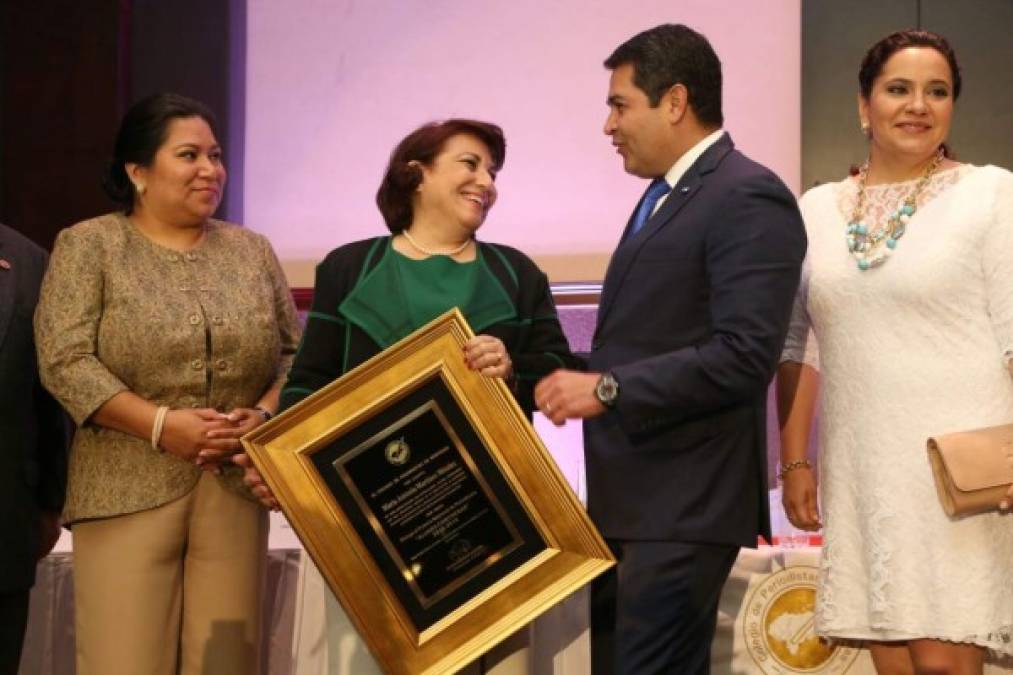 La directora ejecutiva de Diario LA PRENSA María Antonia de Fuentes junto al presidente de Honduras, Juan Orlando Hernández, luego que recibió el premio Álvaro Contreras. A su lado la primera dama Ana García y la periodista Lisseth García.