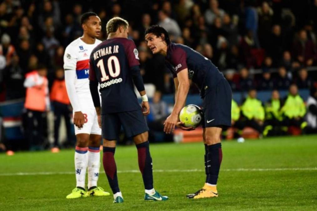 La discusión entre Neymar y Cavani, en la que también estuvo como cómplice Dani Álves, parece haber trascendido de las canchas al camerino y tener trascendencia en el grupo de jugadores del PSG. Pero esta no es la primera vez que se dan discuciones entre los jugadores del mismo equipo, pues a lo largo de la historia son muchos los relatos y acciones que se han evidenciado frente a las cámaras con jugadores que se han ido a los golpes.