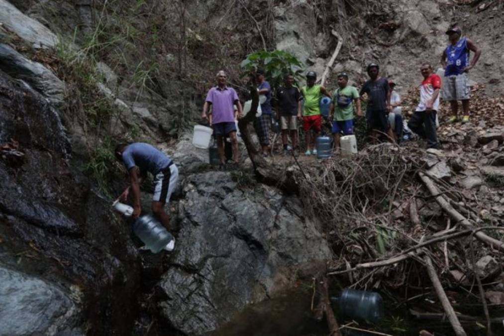 Además de la escasez de agua, los venezolanos tienen que comprar hielo en dólares para poder preservar sus alimentos ante la falta de energía eléctrica.