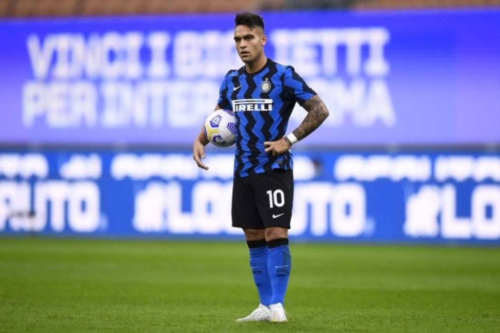 El agente de Lautaro Martínez habló abiertamente de su futuro en el Inter de Milán y cree que será difícil salir del actual campeón de la Serie A. “Todavía no hay nada concreto. También veremos que quiere Lautaro, tiene 23 años y es muy importante su opinión. Los precios que hacen dos años eran normales, ahora post Covid se devaluaron. Creo que el Inter está en una postura muy fuerte con Lautaro porque considera que por salir campeón de Liga y ser goleador, lo quiere sí o sí. Lo que manda en el mundo son los presupuestos, si tuvieran que deshacerse de él no lo harían por una cifra pequeña. El único que va a salir de Inter por ahora es Hakimi que también lo represento yo. Tenemos que trabajar en el tema de Lautaro, pero todavía no hay una situación clara”, dijo su representante, Alejandro Camaño. <br/><br/>Foto AFP