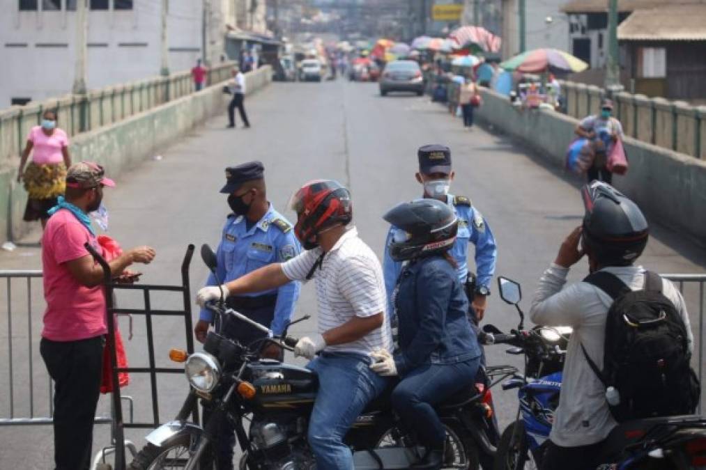 Miembros de la Policía Nacional le pidieron a los capitalinos la tarjeta de identidad para verificar si debían circular este día.