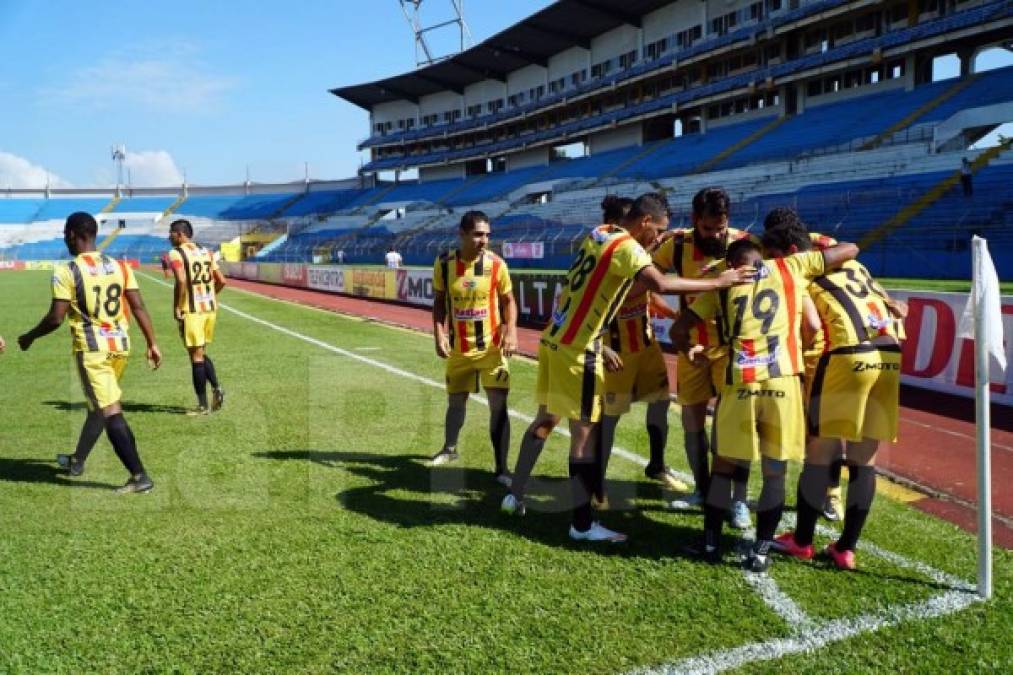 La celebración de los jugadores del Real España tras el gol de Jhow Benavídez.